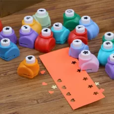 FLOWER PATTERN EMBOSSING DEVICE SCRAPBOOK CARDS MAKING STAR KID CRAFT MINI HOLE PUNCHES CUTTER TOY