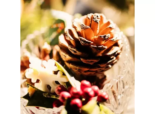 CHRISTMAS WREATH FRONT DOOR WALL HANGING RATTAN ARTIFICIAL FLOWERS RED BERRY VENUE LAYOUT