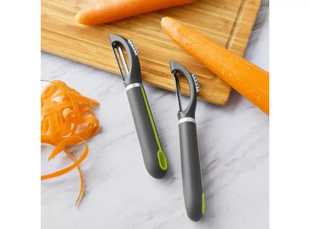 AMAZON BASICS 2-PIECE PEELER SET WITH A SOFT GRIP HANDLE GREY AND GREEN